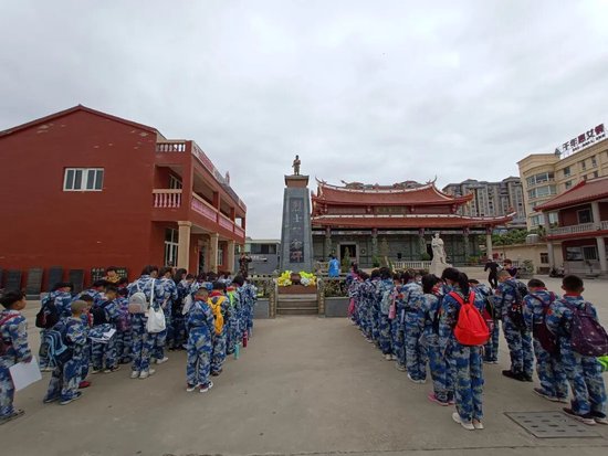 学生瞻仰解放军庙烈士纪念碑。受访者 供图