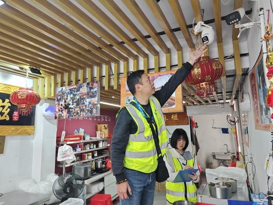 在泉州古城西街片区，“明厨亮灶平台”已接入众多餐饮门店。