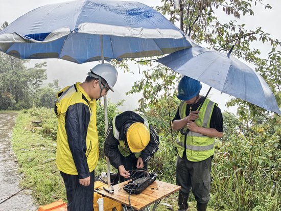风雨鏖战，网络维护人员坚守一线开展户外抢修保障。