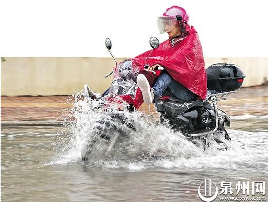 积水给市民出行带来不便
