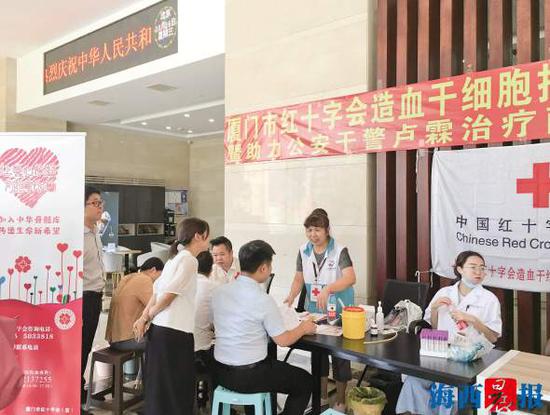 昨日的活动现场,许多志愿者在填写资料、等候采集血样。