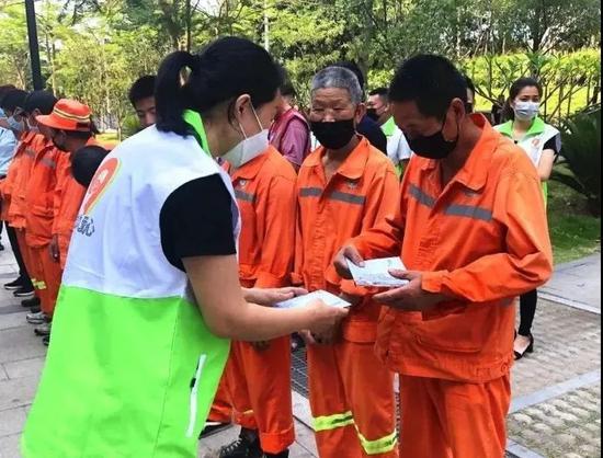 向环卫工人们发放义剪“爱心卡”