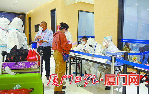 党员干部在分流服务中心分流旅客。