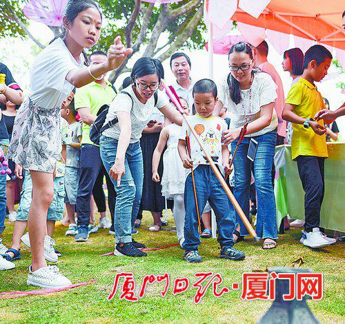 市民体验投壶。