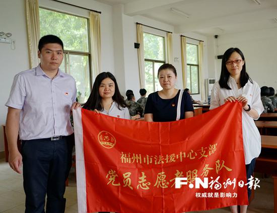 福州市法律援助中心党员志愿者服务队参加送法进军营法律援助咨询活动。