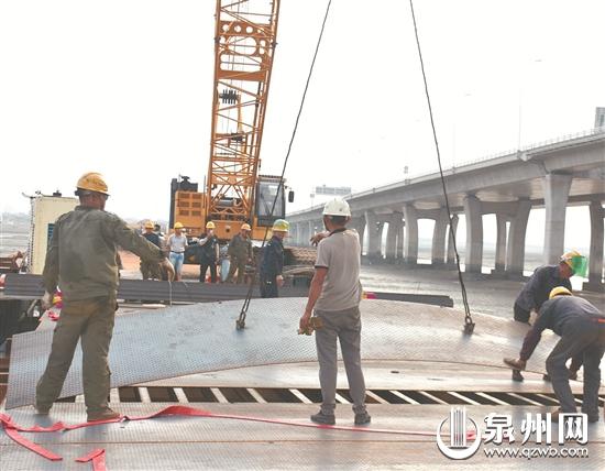 福厦高铁泉州湾跨海大桥海上栈桥贯通 全长约21公里