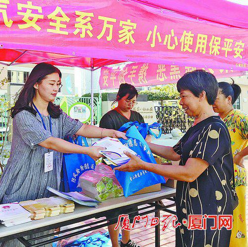 工作人员使用湖里燃气应用系统,对燃气安全隐患进行分析。