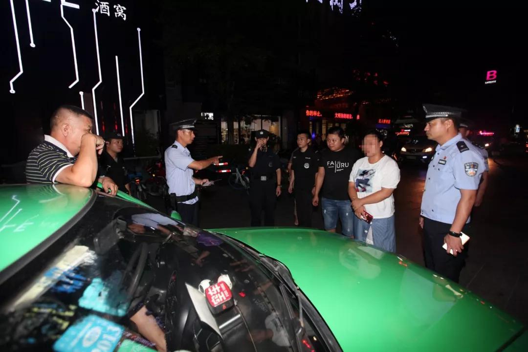 坚守岗位的民警|潘颖潋 摄