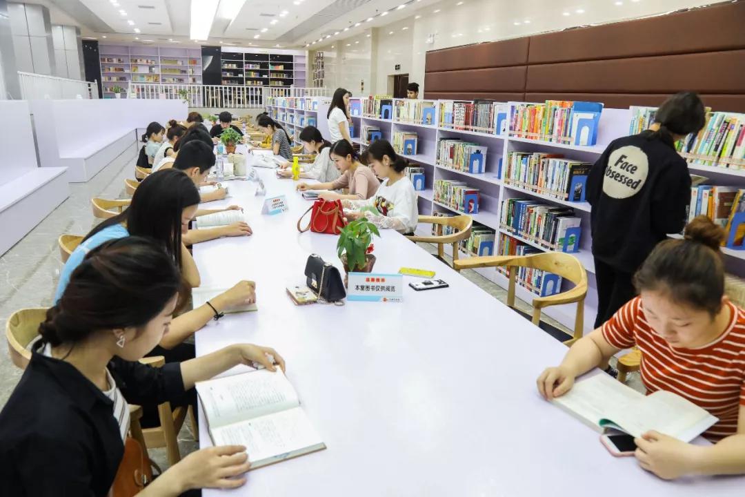 龙岩市图书馆内,迎来了晚间阅读的人们|陈律全 摄