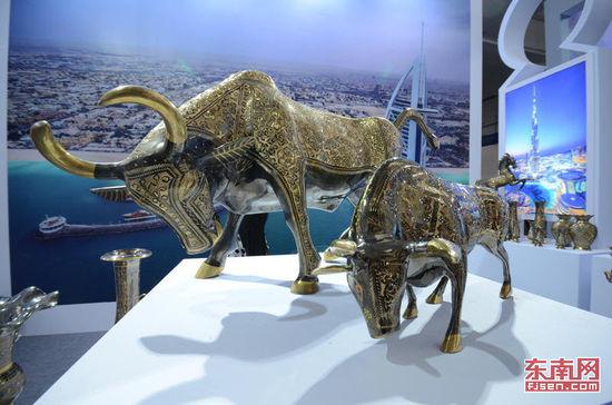 参展商展示利用“智慧磁棒”搭建铁塔