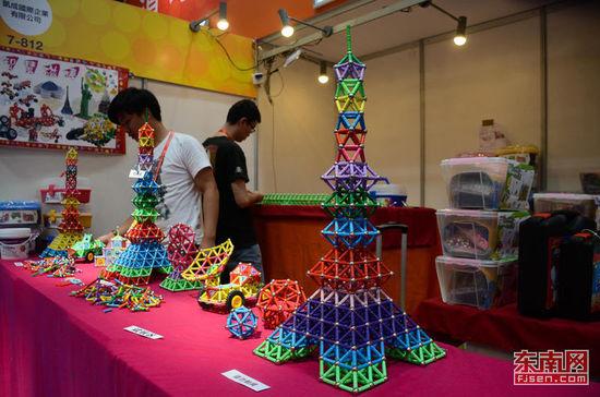 福州巨匠手工艺展区，展区内主要展示了绘画、书法、石雕、根雕等诸多手工艺品