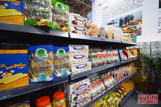 台湾精品馆展区汇集了台湾各领域顶尖产商前来参展。智能手表、平板电脑、冲锋衣、自行车等大小产品均有展出。