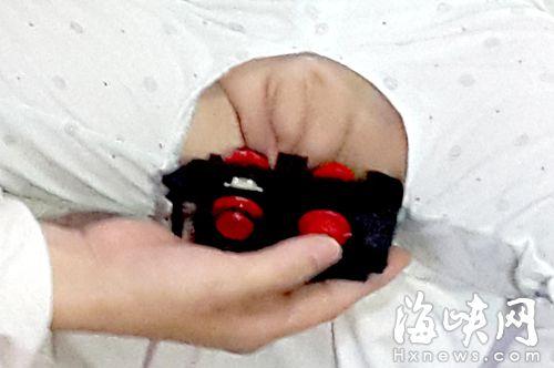 蛋疼的六一两岁男童穿开裆裤玩玩具车被夹住