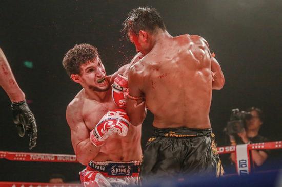 杨华专栏:一拳KO巨兽,两脚带走暴君