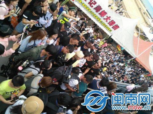 录制节目后 在粉丝簇拥下离开现场