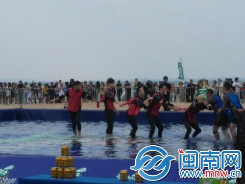 红蓝两队比赛“老鹰捉小鸡”