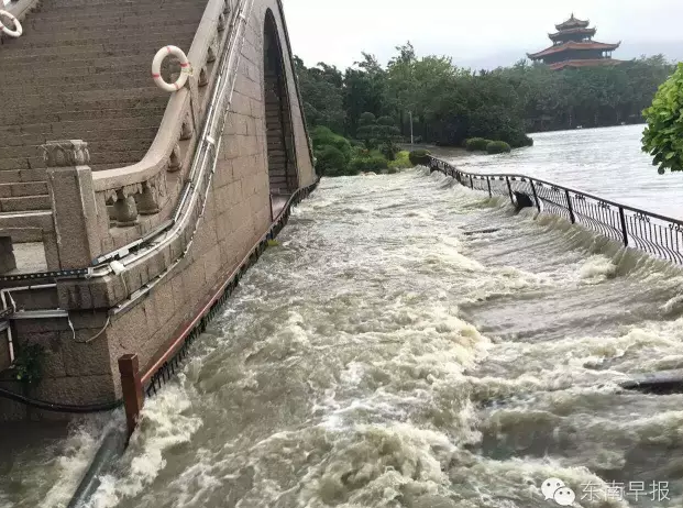 早上，泉州市区西湖公园禁不住台风肆虐。出现湖水倒灌，整个园区一片狼藉。工作人员全体值班在岗，慎重提醒所有市民绝对不要进园，绝对不要冒险。（洪骏豪拍摄）