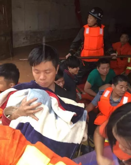 上午8时20分，泉州第四监狱旁一仓库，消防官兵用冲锋舟成功救出14名受灾民众，其中一名是未满周岁的宝宝。