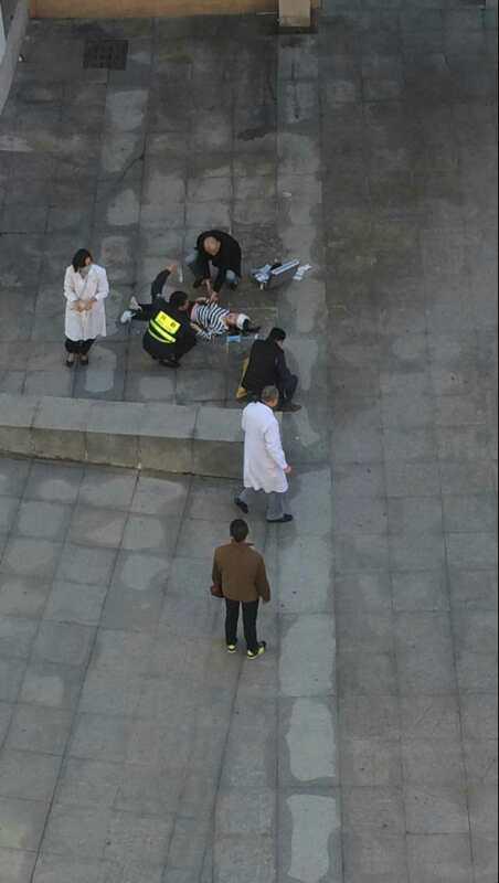 目擊者提供的現場圖片，女生躺在地面一動不動。