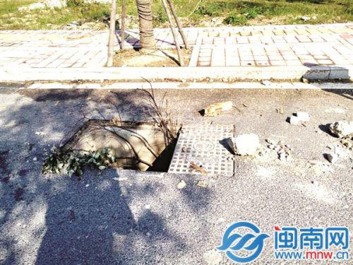 昨日上午,事发路段的窨井仍有两个缺失