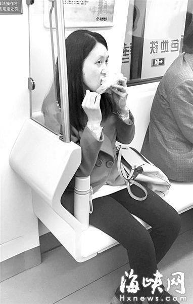 一女子在车厢里啃玉米棒