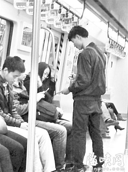 一名疑似聋哑人在地铁上乞讨(网友供图)