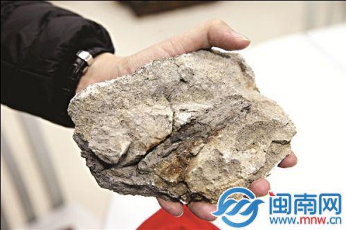 泉州一幼儿园旁天降大水泥块险些砸中家长(图