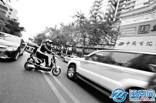 陶志明骑车跨越双实线