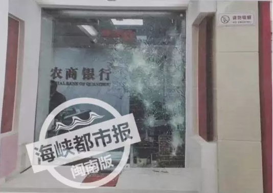 遭到拒绝后,男子就称要砸柜台,柜员未予以理睬,男子又改称,能不能往他的卡里存点钱?