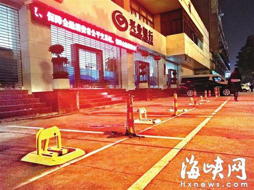 目前,福州不少商铺门前设有地锁(摄于华林路)