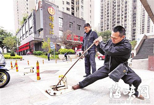 城管人员拆除华林路上的地锁
