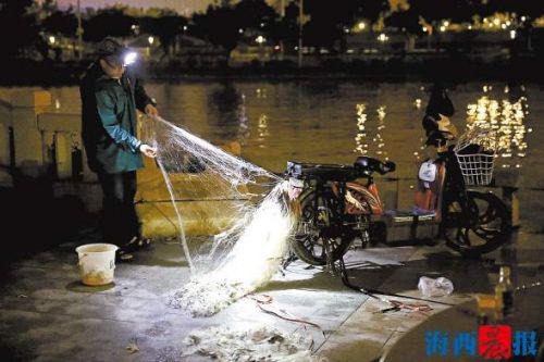 　非法捕捞行为屡禁不止，尤其是在夜晚。记者 陈理杰 摄