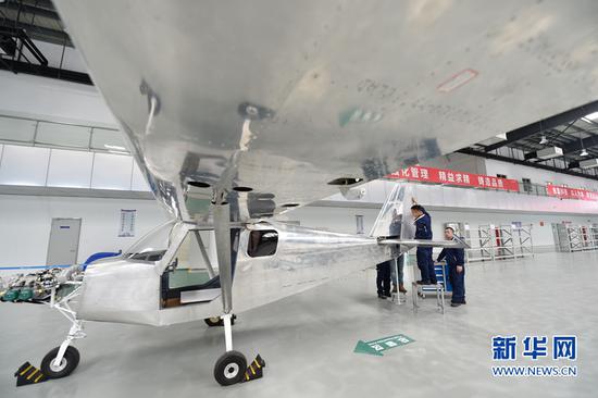 福建首个通用航空制造项目 野马飞机制造进展顺利_底特网 4月11日,在福建自贸区福州片区一家轻型飞机制造企业,技术人员在装配野马飞机部件。这架轻型飞机除核心部件外均为该企业自主生产。新华社记者 宋为伟摄 2017年以来,福建首个通用航空制造项目野马飞机制造项目进展顺利。该项目总投资2亿元人民币,生产出的轻型飞机将运用于私人飞行、经济娱乐、飞行员培训等多个领域。