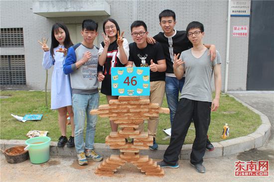 福建工程学院2500名大学生与泥瓦匠比拼砌墙