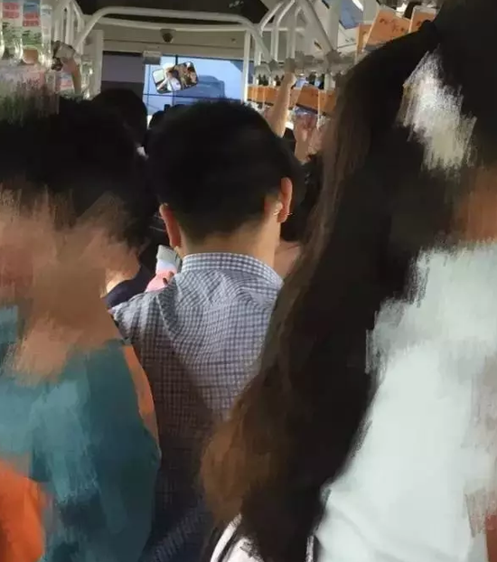 厦门妹子坐brt遭色狼袭胸 却被质疑衣着暴露