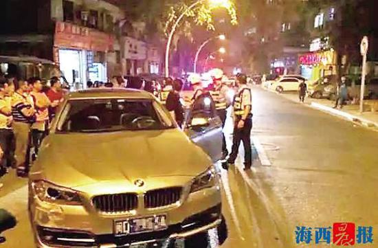 宝马车和女司机被警方控制。