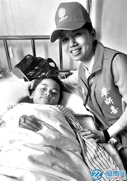 安溪义工协会副秘书长廖妍喜认小真当干女儿,希望给小真更多的母爱