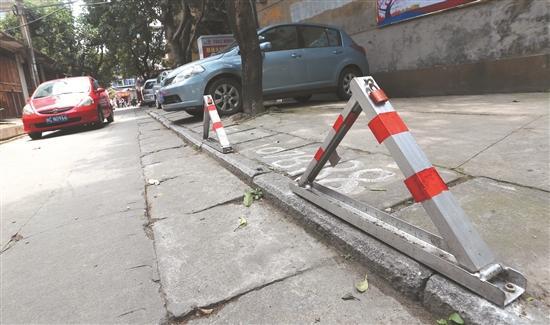    金山社区内地锁林立，让本就狭窄的小区道路变得更拥挤。