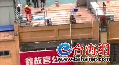 ▲一女子悬挂在半空中,命悬一线