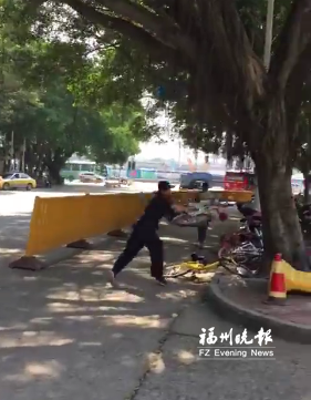 摔共享单车被劝阻竟然再摔一辆 涉事保安被停职 保安摔共享单车。