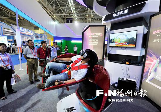 体验“急速风暴”VR过山车游戏 。福州日报记者 郑帅摄