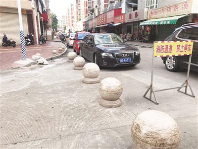漳州佰马城前丽景路违停现象严重 占用消防通