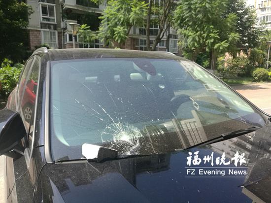 10楼外墙掉砖砸坏奥迪车 物业称这是天灾不担责