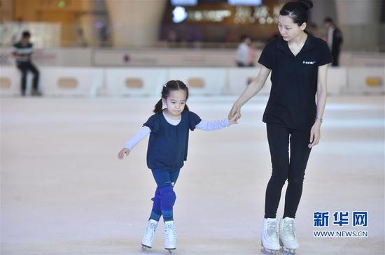 福州滑冰培训班日益升温 孩子乐游冰场消暑度