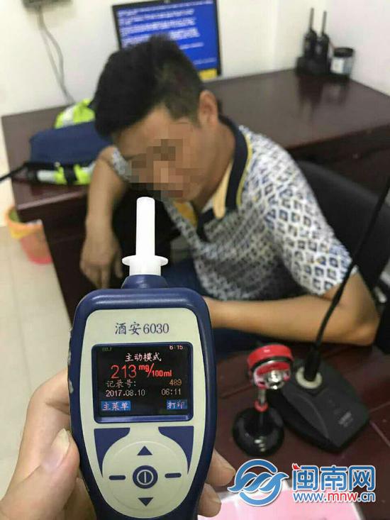 1502360277406064252.jpeg 驾驶员接受酒精测试