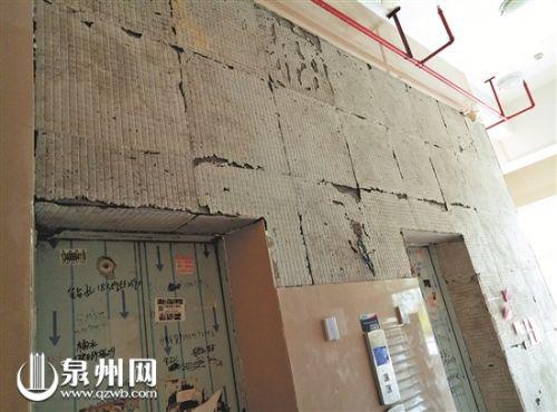  已脱落瓷砖的墙面