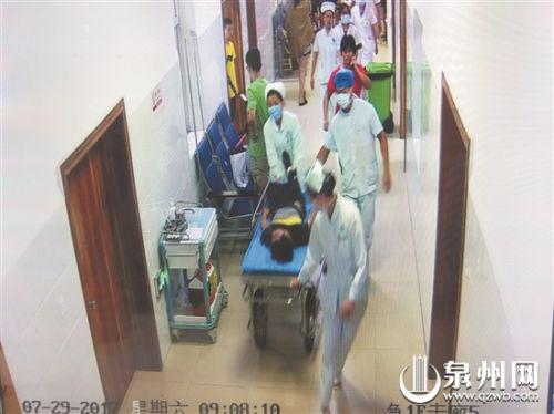 医护人员将小潘送往抢救室