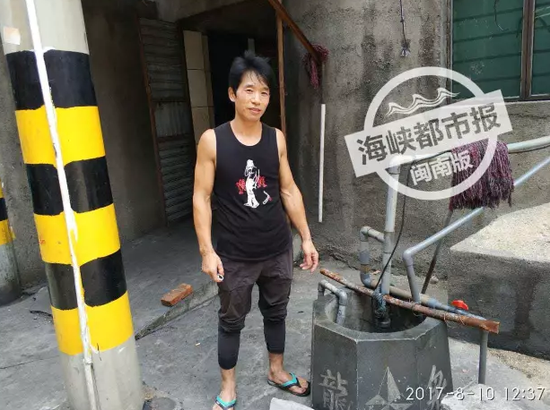 讲述:刚上完夜班一身疲惫 却看见有人坠井