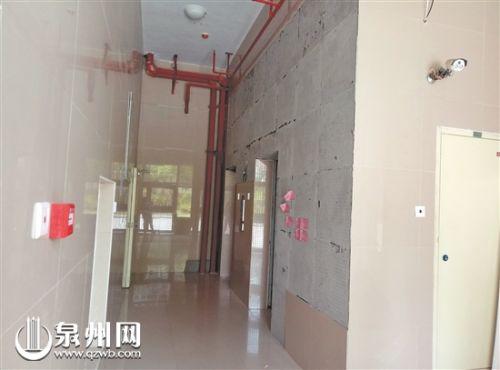  墙面瓷砖大规模脱落