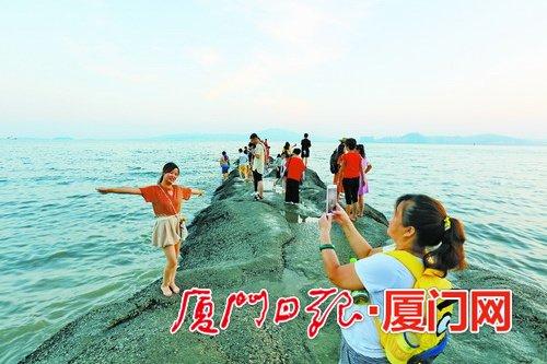 昨日,环岛路白城海边,游客尽情玩耍,避暑休闲。(本报记者 王协云 摄)